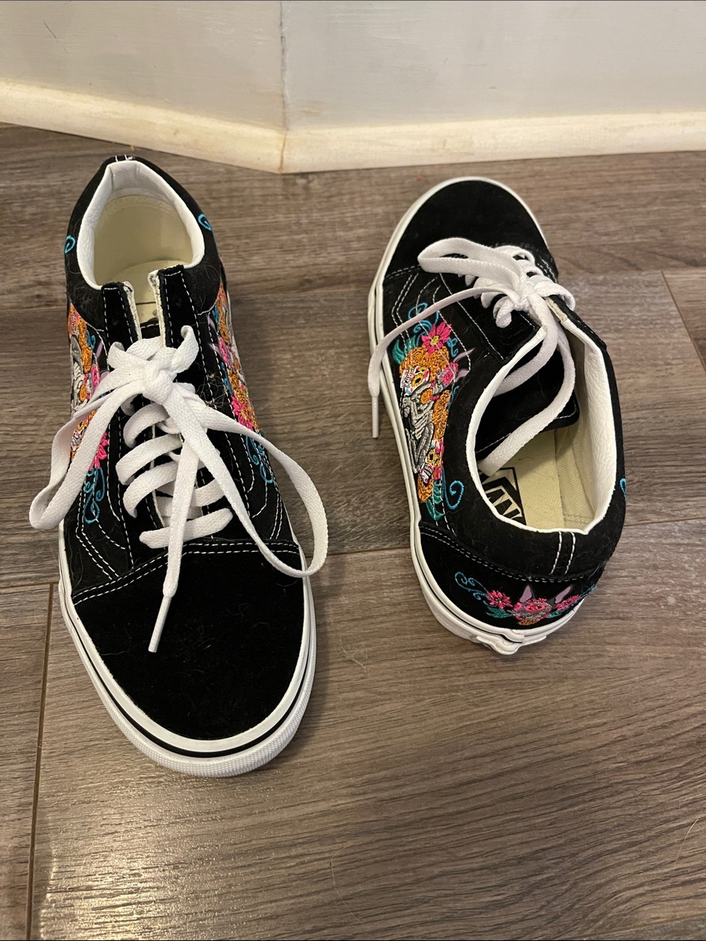 Vans Black Low-Top Sneakers with Multicolor Floral Embroidery - Picture 2 of 7